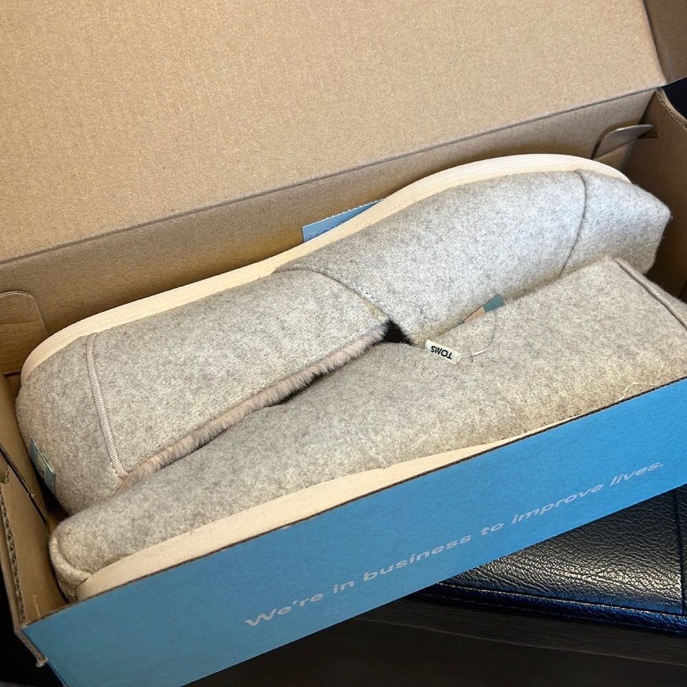 TOMS NWT Alparagata Fleece size 12